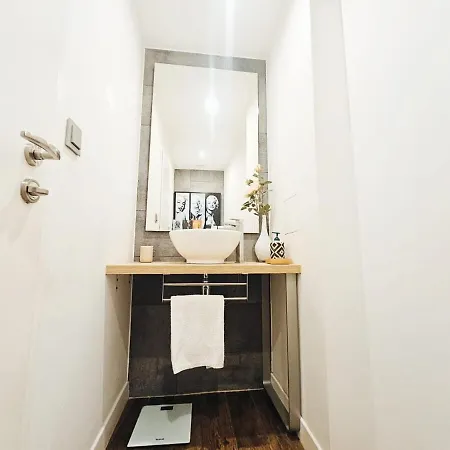 Ideal Base 2br W Balcony&parking Apartman